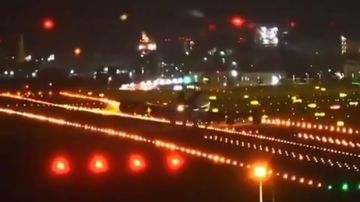 لحظة احتكاك محرك طائرة شحن بمدرج مطار تايبيه نتيجة ميلان حاد..فيديو لحظة احتكاك محرك طائرة شحن بمدرج مطار تايبيه نتيجة ميلان حاد..فيديو