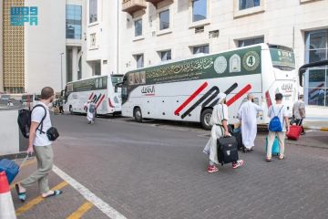 المشاركون في مسابقة الملك عبدالعزيز الدولية يغادرون مكة متجهين إلى المدينة المنورة المشاركون في مسابقة الملك عبدالعزيز الدولية يغادرون مكة متجهين إلى المدينة المنورة