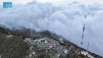 سيدة السحاب.. جمال الضباب والمطر يجذب الزوار إلى المندق