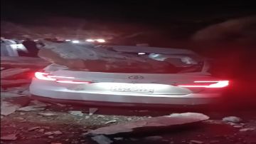 انهيارات صخرية بعسير تدمر سيارة وتعطل حركة المرور.. فيديو انهيارات صخرية بعسير تدمر سيارة وتعطل حركة المرور.. فيديو