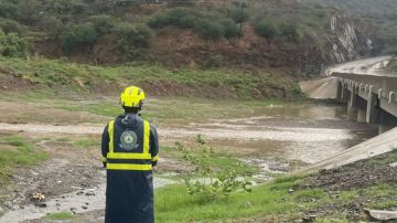 الدفاع المدني يتابع الحالة المطرية ويحذر من مجاري السيول الدفاع المدني يتابع الحالة المطرية ويحذر من مجاري السيول