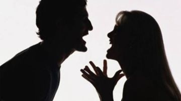 رجل يتدلى من شرفة الطابق الخامس رفضا لطلاق زوجته