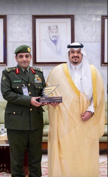 نائب أمير الرياض يكرم جوازات المطار بعد تحقيق جائزة الأفضل لعامين متتاليين نائب أمير الرياض يكرم جوازات المطار بعد تحقيق جائزة الأفضل لعامين متتاليين
