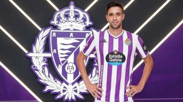 في خطوة غير مسبوقة.. بلد الوليد يقدم لاعبه المغربي بآيات من القرآن