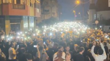 مسيرة شموع حزينة في طرابزون حدادا على امرأة قتلت على يد زوجها .. فيديو