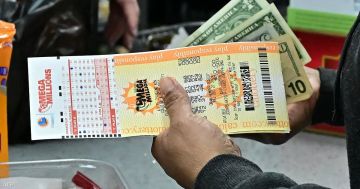 أمريكي يحصد مليون دولار بشراء تذكرتي يانصيب للسحب نفسه بالخطأ