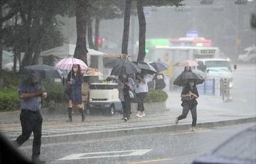 أمطار غزيرة تشل عاصمة كوريا الجنوبية ومحيطها وتتسبب بمصرع شخص وإجلاء المئات
