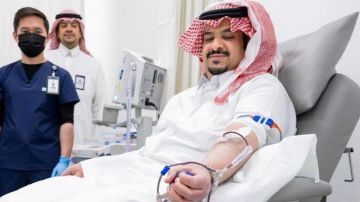 نائب أمير الرياض يقتدي بولي العهد ويشارك في الحملة الوطنية للتبرع بالدم.. صور
