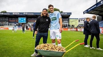 55 كيلو بطاطس جائزة أفضل لاعب في الدوري الدنماركي 55 كيلو بطاطس جائزة أفضل لاعب في الدوري الدنماركي