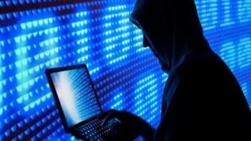 محامي يحذر: لا تشارك رموزك السرية واحذف أي تطبيق مشبوه .. فيديو