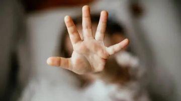 وفاة طفلة بعد تعذيب وحشي على يد زوجة أبيها وفاة طفلة بعد تعذيب وحشي على يد زوجة أبيها