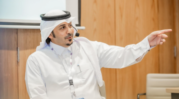 مساعد وزير الإعلام يشارك في مؤتمر القيم بجامعة أم القرى