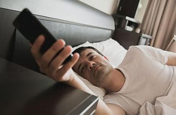 من القلق إلى ضعف الذاكرة.. خبراء يحذرون: استخدام الهاتف فور الاستيقاظ يهدد صحتك