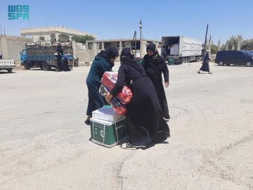 مركز الملك سلمان للإغاثة يوزع 242 سلة غذائية للنازحين من محافظة السويداء إلى درعا