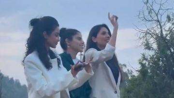 نجوم شارع الأعشى يشاركون جمهورهم العرضة الجنوبية في أبها ..فيديو