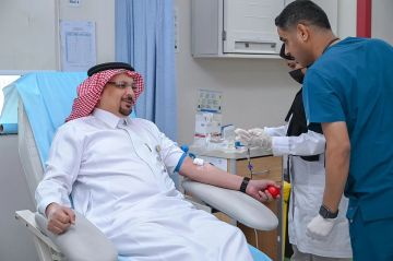 مدير صحة جدة يشارك في حملة التبرع بالدم تأكيدا لقيم العطاء والاقتداء بالقيادة مدير صحة جدة يشارك في حملة التبرع بالدم تأكيدا لقيم العطاء والاقتداء بالقيادة