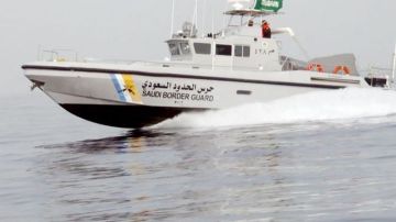 حرس الحدود ينقذ مقيمين تعطلت واسطتهما البحرية في عرض البحر حرس الحدود ينقذ مقيمين تعطلت واسطتهما البحرية في عرض البحر