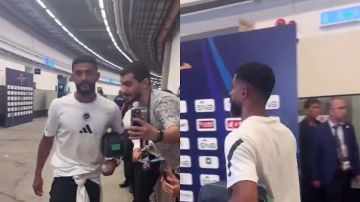 عبدالإله العمري يلتقط صورة تذكارية مع مشجع اتحادي ويرفض التوقيع لمشجع صيني.. فيديو عبدالإله العمري يلتقط صورة تذكارية مع مشجع اتحادي ويرفض التوقيع لمشجع صيني.. فيديو
