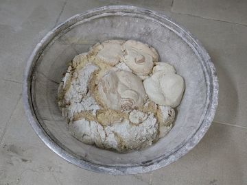 أمانة جدة تغلق مخبزا عشوائيا بحي الحرازات ضمن جهودها الرقابية لحماية المستهلك