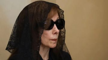 أخصائي تغذية يكشف أسرار بشرة فيروز الصافية بعزاء نجلها