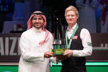نائب وزير الرياضة القاضي يتوج الأسترالي نيل روبرتسون بلقب الماسترز للسنوكر 2025