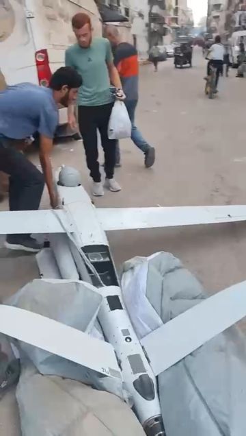 شاهد.. فلسطينيون يستحوذون على مسيرة إسرائيلية متطورة بعد سقوطها في غزة