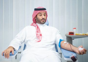 ولي العهد يتبرع بالدم في بادرة كريمة.. ويطلق الحملة الوطنية السنوية للتبرع بالدم