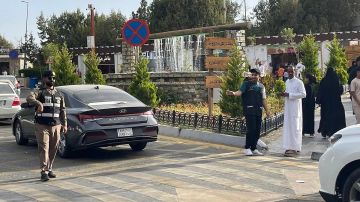 أمير الباحة يوجه بتمديد مبادرة رواد التنظيم المروري وإدارة الحشود لمدة عشرة أيام إضافية أمير الباحة يوجه بتمديد مبادرة رواد التنظيم المروري وإدارة الحشود لمدة عشرة أيام إضافية