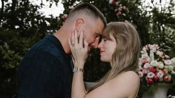 خطوبة تايلور سويفت وترافيس كيلسي تشعل مواقع التواصل الاجتماعي .. صور خطوبة تايلور سويفت وترافيس كيلسي تشعل مواقع التواصل الاجتماعي .. صور