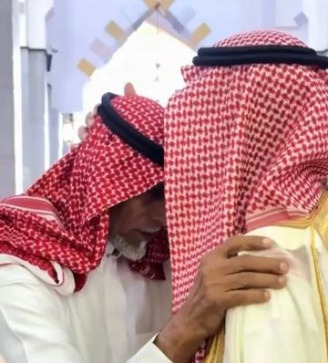 شاهد.. الأمير سعود بن نهار يحمل جنازة وضحى ويقف مع والدها متلقيا التعازي