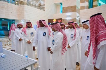 رئيس جامعة جازان يشارك في الحملة الوطنية للتبرع بالدم ويدشن فعالياتها بالبرج الإداري