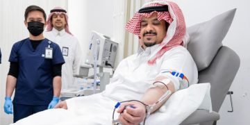 نائب أمير الرياض يقتدي بولي العهد ويشارك في الحملة الوطنية للتبرع بالدم