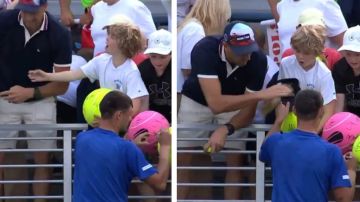 رجل يخطف هدية طفل أثناء بطولة أمريكا للتنس.. فيديو رجل يخطف هدية طفل أثناء بطولة أمريكا للتنس.. فيديو