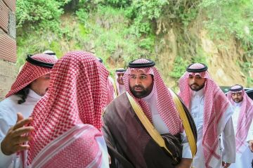 أمير جازان يعزي أسرة الفيفي بعد وفاته في حادثة تساقط صخور بفيفاء أمير جازان يعزي أسرة الفيفي بعد وفاته في حادثة تساقط صخور بفيفاء