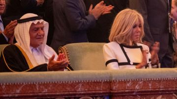 بجانب زوجة ماكرون.. فيديو رد فعل الأمير السعودي تركي الفيصل يشعل تفاعلا بفعالية بقصر فيرساي بجانب زوجة ماكرون.. فيديو رد فعل الأمير السعودي تركي الفيصل يشعل تفاعلا بفعالية بقصر فيرساي