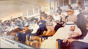 صورة نادرة للملوك والأمراء أثناء افتتاح ملعب الملز عام 1390هـ صورة نادرة للملوك والأمراء أثناء افتتاح ملعب الملز عام 1390هـ