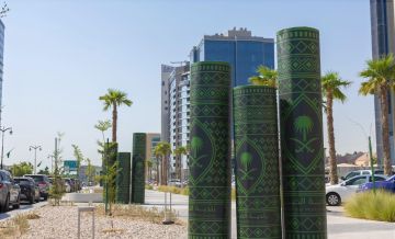 تركيب أعلام الوطن والمجسمات الجمالية و15 فعالية احتفاء باليوم الوطني 95 بالخبر