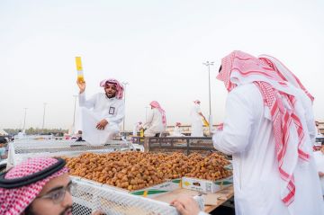 كرنفال بريدة للتمور.. حراك اقتصادي وسياحي يجمع بين المزادات والفعاليات الثقافية كرنفال بريدة للتمور.. حراك اقتصادي وسياحي يجمع بين المزادات والفعاليات الثقافية