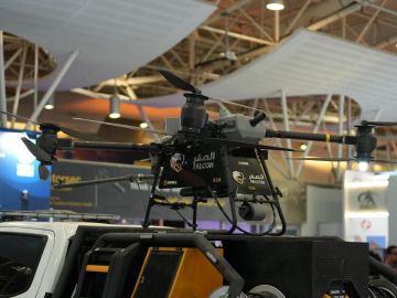 الدفاع المدني يستعرض طائرة الصقر دون طيار في معرض انترسك السعودية 2025 بالرياض