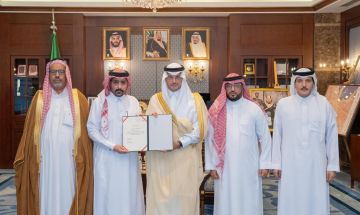 محافظ الأحساء يكرم مواطنا تبرع بإحدى كليتيه لأخيه