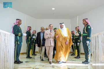 رئيس وزراء باكستان يغادر الرياض وفي مقدمة مودعيه نائب أمير المنطقة رئيس وزراء باكستان يغادر الرياض وفي مقدمة مودعيه نائب أمير المنطقة