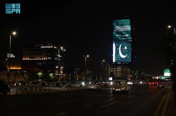 أبراج مدن المملكة تتزين بعلمي السعودية وباكستان احتفاء بتوقيع اتفاقية الدفاع الإستراتيجي المشترك بين البلدين أبراج مدن المملكة تتزين بعلمي السعودية وباكستان احتفاء بتوقيع اتفاقية الدفاع الإستراتيجي المشترك بين البلدين