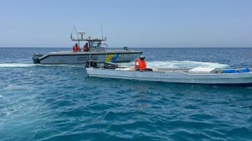 إنقاذ مواطنين تعطلت واسطتهما البحرية في عرض البحر إنقاذ مواطنين تعطلت واسطتهما البحرية في عرض البحر