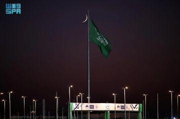 سماء عرعر تتوهج فلكيا.. اقتران القمر بالمريخ ورصد مذنب مكتشف حديثا