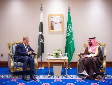 الأمير محمد بن سلمان يلتقي رئيس الوزراء الباكستاني الأمير محمد بن سلمان يلتقي رئيس الوزراء الباكستاني