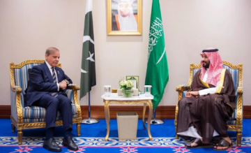 ولي العهد يلتقي رئيس الوزراء في باكستان على هامش أعمال القمة الطارئة في قطر