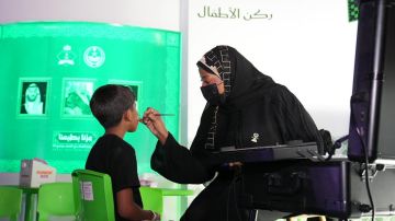 الجوازات تشارك في فعالية عز الوطن احتفاء باليوم الوطني الـ (95) للمملكة الجوازات تشارك في فعالية عز الوطن احتفاء باليوم الوطني الـ (95) للمملكة