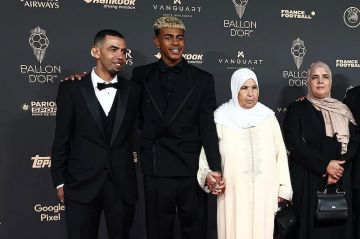 العام المقبل لنا.. والد لامين يامال: ابني أفضل لاعب في العالم وبفارق كبير العام المقبل لنا.. والد لامين يامال: ابني أفضل لاعب في العالم وبفارق كبير