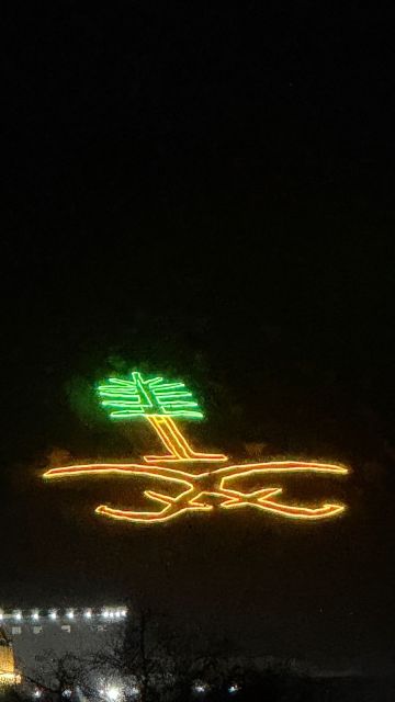 شباب الطائف ينفذون مجسما مضيئا لشعار المملكة على جبل الحلاة شباب الطائف ينفذون مجسما مضيئا لشعار المملكة على جبل الحلاة