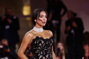 جورجينا رودريغيز تستعرض مجوهراتها الماسية وخاتم خطوبتها في البندقية